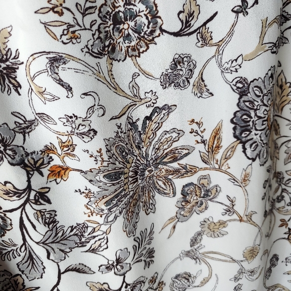 Rose + Olive Women's Blouse Long Sleeve Floral Cream Lightweight Size Medium - Picture 4 of 14